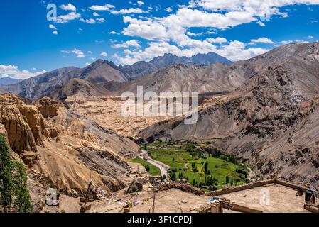 Uno spettacolare panorama montano dell'Himalaya mostra le uniche formazioni rocciose erosive di Lamayuru. Una valle verdeggiante con una strada tortuosa si snoda attraverso Foto Stock
