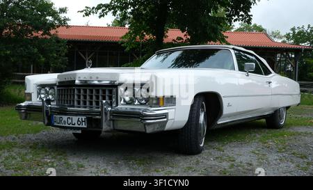Lütetsburg, Germania - 9 luglio 2026 Un impressionante Cadillac Eldorado cabrio bianco del 1973 è parcheggiato sull'erba. È un noleggio per auto da matrimonio Foto Stock