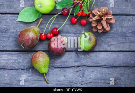 Ci sono mele verdi e pere sul tavolo Foto Stock