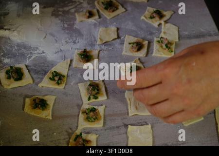 Prima vista di ravioli turchi manti fatti a mano su un tavolo grigio moderno Foto Stock