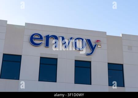 Primo piano del cartello Envoy sull'edificio della loro sede centrale a Irving, Texas, USA. Foto Stock