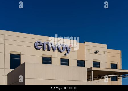 Primo piano del cartello Envoy sull'edificio della loro sede centrale a Irving, Texas, USA. Foto Stock