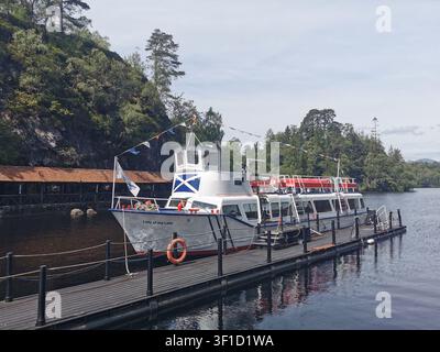 Crociere in barca sul Loch Katrine in Scozia. Batto MV Lady of the Lake sul lago storico scozzese. Viaggi nel Parco Nazionale dei Trossachs nelle Highlands. Foto Stock