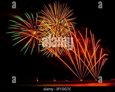 Fuochi d'artificio sulla spiaggia di Barcellona. Una notte d'autunno. Foto Stock
