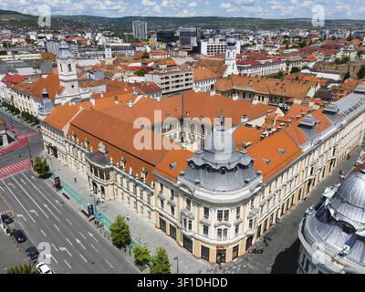 Vista di una città con tetti rossi ed edifici storici in un ambiente soleggiato, veduta aerea, Palazzo Banffy, Museo d'Arte di Union Square, Cluj-Napoca, Cluj, T Foto Stock