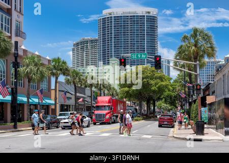 Las Olas Boulevard in una giornata soleggiata a Fort Lauderdale, Florida. Foto Stock