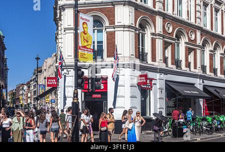 Moltitudine di pedoni intorno a Covent Garden, Londra, Inghilterra, Regno Unito. Foto Stock