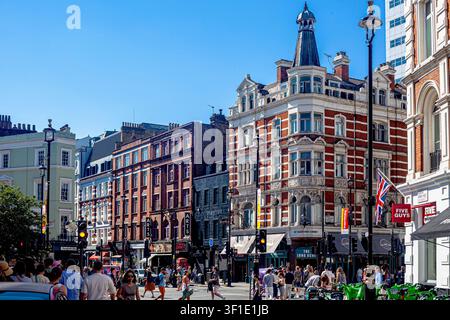 Edifici bassi su Great Newport Street, Covent Garden, Londra, Inghilterra. Regno Unito. Foto Stock