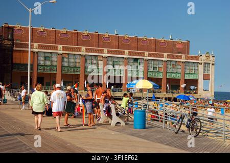 Le persone si godono una giornata estiva camminando sul lungomare di Asbury Park, nel New Jersey, sulla costa del Jersey Foto Stock