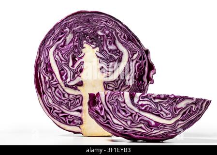 Sezione di cavolo viola su sfondo bianco per design culinari e a tema salute Foto Stock