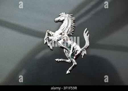 Lucerna, Svizzera, 30 maggio 2026. Il primo piano ad angolo alto cattura il logo cavallino rampante in argento lucido sul pa grigio metallizzato scuro Foto Stock