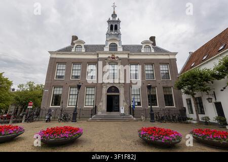 EDAM, PAESI BASSI, 20 LUGLIO 2025 - Lo Stadhuis, il municipio storico di Edam, situato nella piazza principale, Damplein, nei Paesi Bassi. Foto Stock