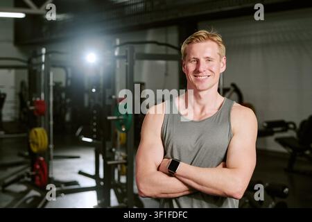Ritratto di un giovane uomo che sorride in palestra per il marketing del fitness Foto Stock