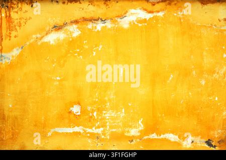 Sfondo astratto di una superficie in stucco arancione chiaro e giallo distrutta che mostra un forte degrado, macchie e texture e motivi ruvidi. Foto Stock