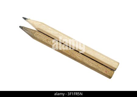 Prima piano di due vecchie matite di legno usate, una chiara e l'altra scura, disposte diagonalmente una accanto all'altra su uno sfondo bianco vuoto Foto Stock
