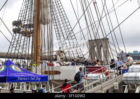 Visitatori in tour della USCGC Eagle (Barque Eagle) WIX-327, grande veliero della Guardia Costiera degli Stati Uniti a New York City nell'ambito di Sail4th 250 (Sail250) Foto Stock
