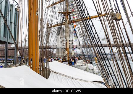 Visitatori in tour della USCGC Eagle (Barque Eagle) WIX-327, grande veliero della Guardia Costiera degli Stati Uniti a New York City nell'ambito di Sail4th 250 (Sail250) Foto Stock