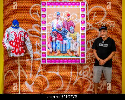 Londra, Regno Unito. 13 luglio 2026. L’artista con Our Motherland Collective di Hassan Hajjaj, 2023/1445, Con cortesia della crew di Our Motherland Collective, VigoGallery/London e Hassan Hajjaj Studi – Un’anteprima di My London Rockstars, Ends to Estates: Gli Atti di Omaggio di Hassan Hajjaj a una città e alle sue stelle. Parte del Sotheby’s London Summer Takeover di due mostre in vendita simultanee presso Sotheby’s London. Si svolgono dal 13 luglio al 7 agosto. Credit: Guy Bell/Alamy Live News Foto Stock
