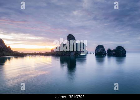 Vista aerea di Railay Beach con drammatiche scogliere di calcare che si ergono dal mare calmo durante un tramonto dorato ad Ao Nang, Krabi, Thailandia Foto Stock