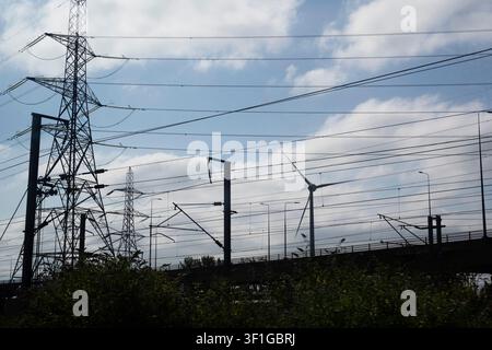 Viaggio a Purfleet, Essex da Londra. Paesaggio urbano con tralicci ed eolico. Foto Stock