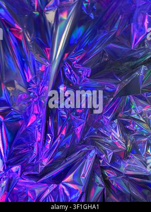 Primo piano astratto di una superficie in lamina metallica iridescente accartocciata con riflessi blu e rosa vibranti. Materiale strutturato lucido che crea un l dinamico Foto Stock