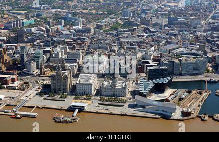 Veduta aerea del lungomare di Liverpool, lungo le rive del fiume Mersey inclusi il Liver Building, il Port of Liverpool Building e il Cunard Building Foto Stock