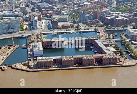 Vista aerea del Royal Albert Dock sul lungomare di Liverpool, lungo le rive del fiume Mersey Foto Stock