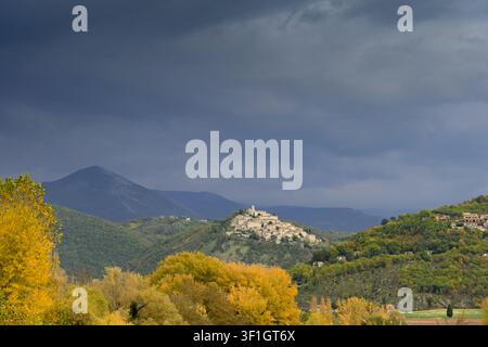 Paesaggio autunnale scenografico dell'area del Lago di Piediluco a Terni, Umbria, Italia, con un villaggio storico sulla collina circondato da montagne e da un Y colorato Foto Stock