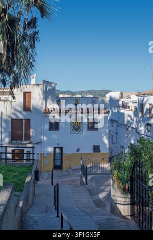 Un edificio bianco tradizionale con emblemi araldici nella storica città di Onda, Castellón, Castello, Spagna, UE, con scalini e un cielo blu terso. Foto Stock