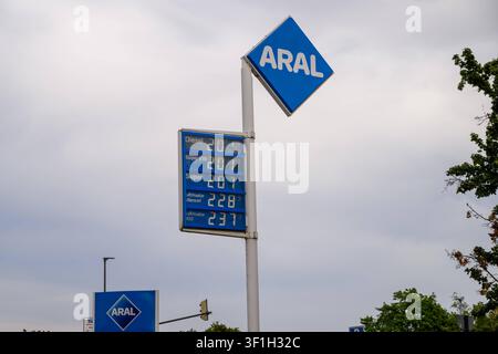 Prezzi dei carburanti oltre i due euro alla stazione di servizio Aral di Ludwigshafen Ludwigshafen am Rhein, Germania, 13 luglio 2026: tabella dei prezzi di una stazione di servizio Aral a Ludwigshafen-Mundenheim. Il diesel costa 2,019 euro al litro, il Super E10 costa anch’esso 2,019 euro e il Super 2,079 euro. I prezzi dei carburanti in Germania sono aumentati notevolmente all’inizio di luglio dopo la fine dello sconto sul carburante. Il prezzo medio nazionale per il Super E10 all’inizio di luglio era di circa 2,02 euro al litro, anche il diesel è aumentato notevolmente. *** Gas Prices Exceed Two Euros at Aral Gas Station in Ludwigshafen Ludwigshafen am Rhein, Germany, Ju Foto Stock