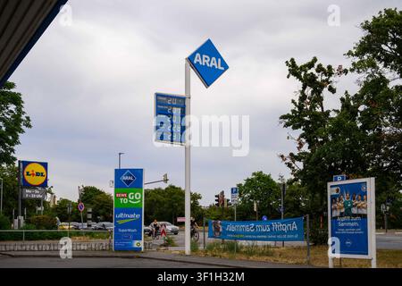 Prezzi dei carburanti oltre i due euro alla stazione di servizio Aral di Ludwigshafen Ludwigshafen am Rhein, Germania, 13 luglio 2026: tabella dei prezzi di una stazione di servizio Aral a Ludwigshafen-Mundenheim. Il diesel costa 2,019 euro al litro, il Super E10 costa anch’esso 2,019 euro e il Super 2,079 euro. I prezzi dei carburanti in Germania sono aumentati notevolmente all’inizio di luglio dopo la fine dello sconto sul carburante. Il prezzo medio nazionale per il Super E10 all’inizio di luglio era di circa 2,02 euro al litro, anche il diesel è aumentato notevolmente. *** Gas Prices Exceed Two Euros at Aral Gas Station in Ludwigshafen Ludwigshafen am Rhein, Germany, Ju Foto Stock