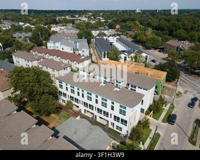 Vista aerea di una nuova costruzione residenziale lungo Live Oak Street nella zona est di Dallas, Texas, USA Foto Stock