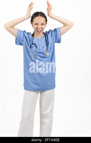 Dottoressa stanca con le mani sulla testa che ha un doloroso mal di testa Foto Stock