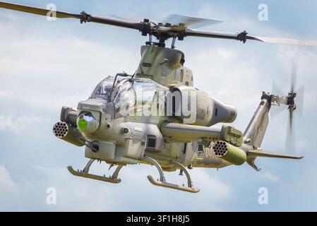 Vista frontale di un elicottero da combattimento Bell AH-1Z Viper dell'esercito ceco che mostra sistemi d'arma tra cui lanciarazzi e torretta durante una fiera aerea militare Foto Stock