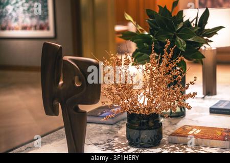 Configurazione di un tavolo console o da caffè moderno ed elegante, comunemente visto nei luoghi di lusso Foto Stock