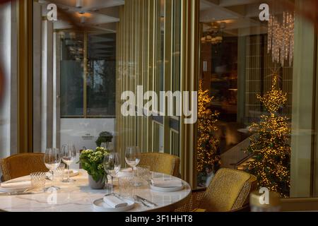 Vista interna dell'elegante ristorante Serra al The Chancery Rosewood hotel di Londra, Foto Stock