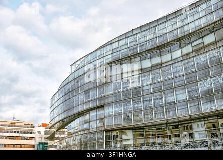 Facciata in vetro curva della Biblioteca Forale di Biscay nel centro di Bilbao, Paesi Baschi, Spagna. Foto Stock