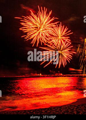 Fuochi d'artificio sulla spiaggia di Barcellona. Una notte d'autunno. Foto Stock