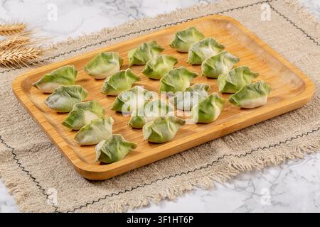 Gnocchi di verdure multicolori fatti a mano prima della cottura, Dim Sum crudo Foto Stock