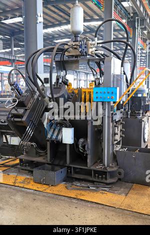 Un primo piano di una macchina per la lavorazione dell'acciaio ad angolo ad alta precisione in una moderna officina industriale pesante. La robusta macchina industriale è dotata di Foto Stock