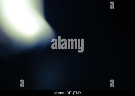 Fuite di luce cinematografica suggestiva con una texture di grana filmica intensa e un’aberrazione cromatica vivace Foto Stock