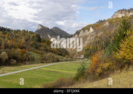 Lesnica, Slovacchia - 13 ottobre 2024: Vista panoramica del paesaggio autunnale nei Monti Pieniny, foglie colorate sugli alberi. Foto Stock