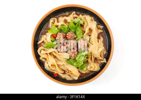 Tagliatelle tagliate a mano con polpette, tradizionale zuppa di noodles cinese Foto Stock