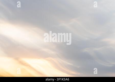 Movimento intenzionale astratto della fotocamera con effetto sfocatura ICM che crea uno sfondo atmosferico onirico con luce brillante che si diffonde nelle tonalità del tramonto. Foto Stock