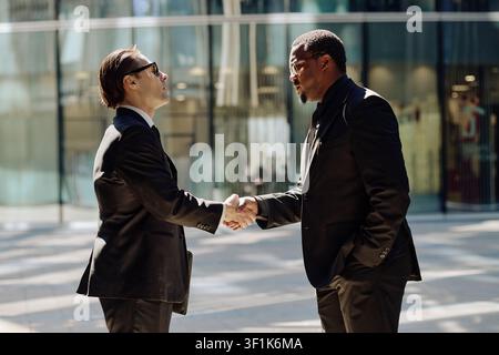 Uomini d'affari che si stringono la mano durante un incontro di partnership aziendale Foto Stock