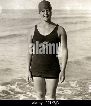 Gertrude Ederle era una nuotatrice americana e una delle atlete femminili più importanti degli anni '20. Il suo nome è indissolubilmente legato a un momento storico: il 6 agosto 1926, è diventata la prima donna a nuotare attraverso la Manica – e così facendo, ha anche battuto il record maschile dell'epoca. Foto Stock