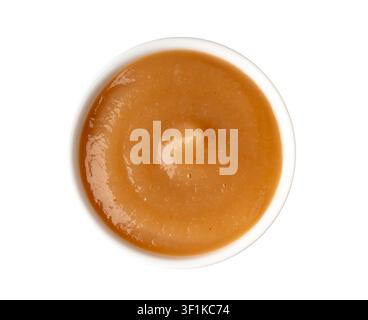 Marmellata di mele in ciotola isolata, purea di frutta, salsa di mele vista dall’alto. Mousse di pera, fragola e ciliegia, dessert sano di frutta frullata su sfondo bianco Foto Stock