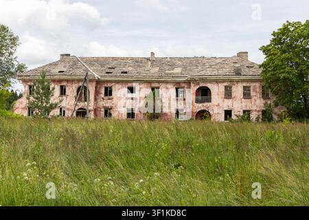 Edificio abbandonato a Viivikonna, una città fantasma dell'era sovietica nell'est dell'Estonia. Foto Stock
