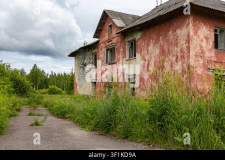 Edificio abbandonato a Viivikonna, una città fantasma dell'era sovietica nell'est dell'Estonia. Foto Stock
