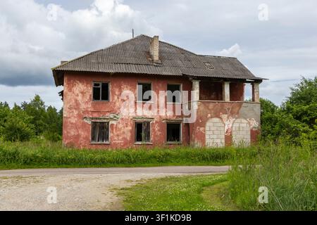 Edificio abbandonato a Viivikonna, una città fantasma dell'era sovietica nell'est dell'Estonia. Foto Stock